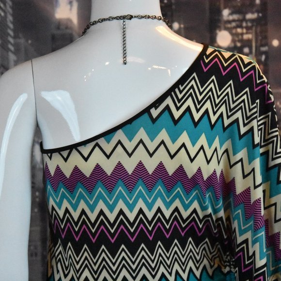 Nina Piu sz S One Shoulder Chevron Print Multi Color Top with Fluttering Sleeve - Picture 8 of 9